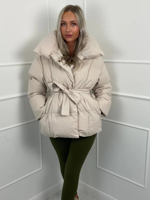 Karly™ | Kurze Pufferjacke mit Gürtel