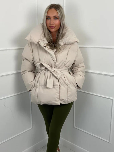 Karly™ | Kurze Pufferjacke mit Gürtel