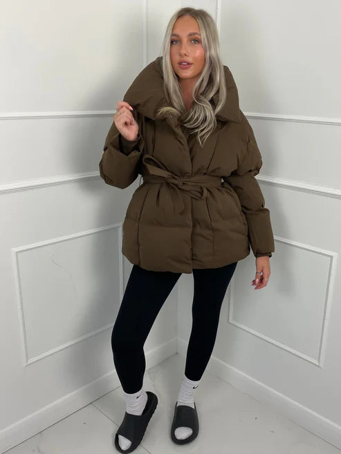 Karly™ | Kurze Pufferjacke mit Gürtel