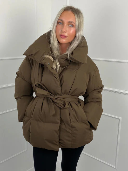 Karly™ | Kurze Pufferjacke mit Gürtel